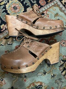 Vintage!! 80s Candie's Tan Leather Lace-Up clogs